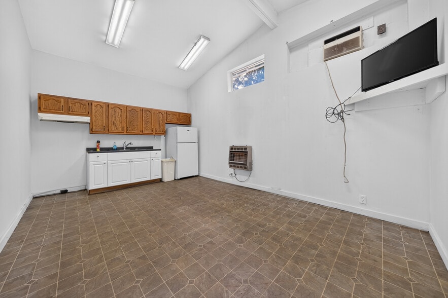 More Photos Of 409 Wagstaff Rd, Fuquay-Varina Manufacturing For Sale