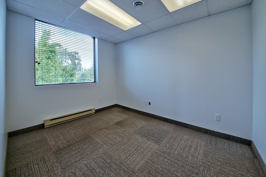 More Photos Of 1144 Rue Saint-Laurent O, Longueuil Medical For Sale
