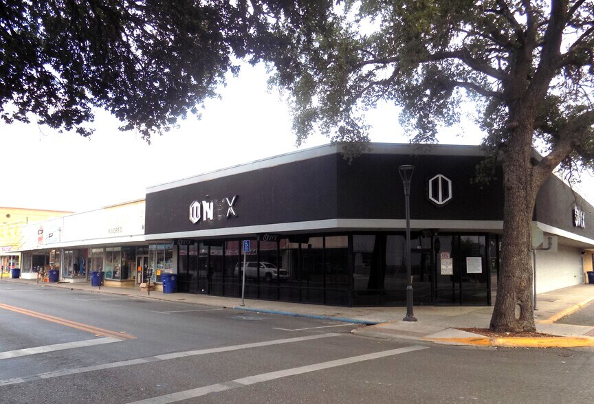 More Photos Of 100 W Main St, Eagle Pass Storefront For Sale