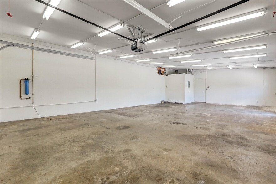 More Photos Of 7448 Deering Ave, Canoga Park Industrial For Sale