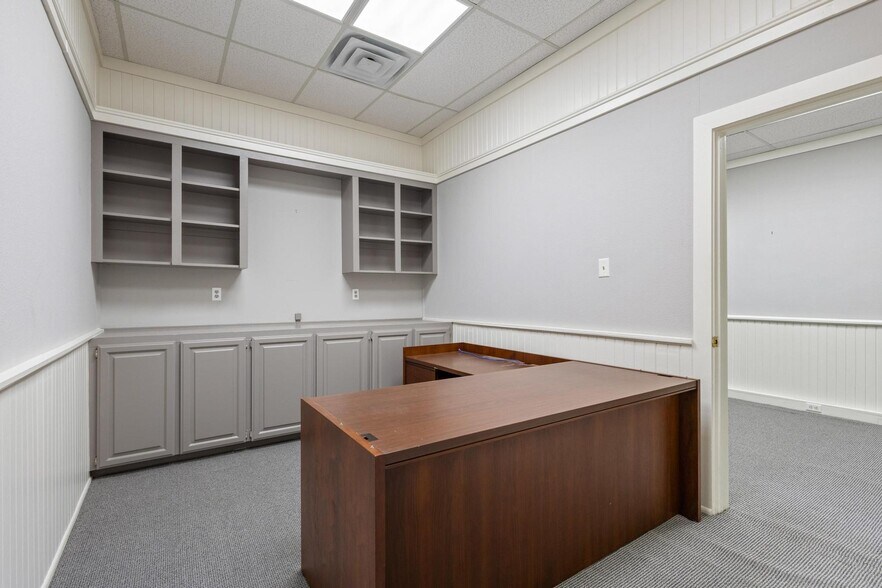 More Photos Of 111 S Travis St, Sherman Office For Sale