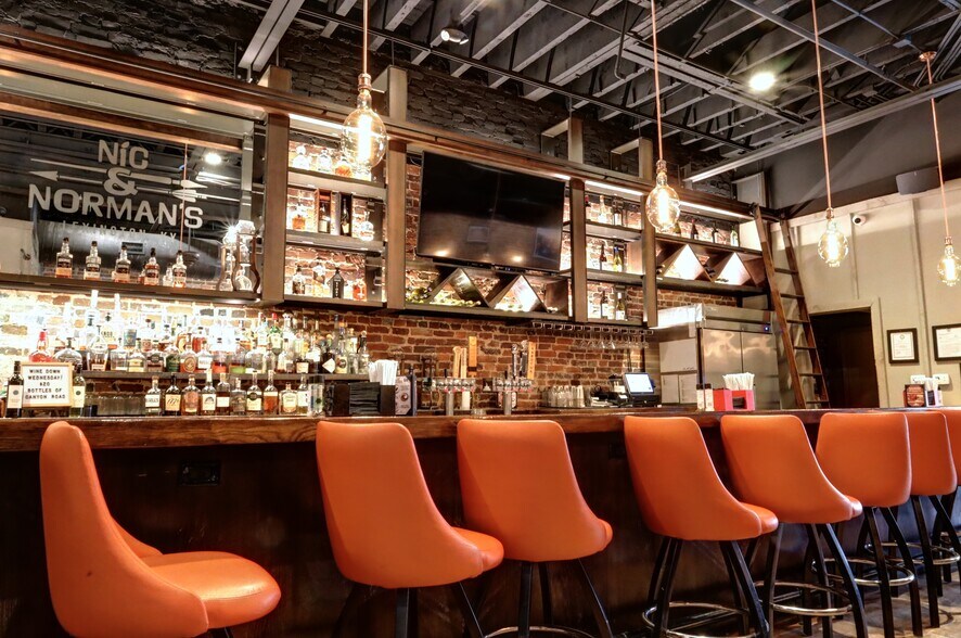 More Photos Of 135 W Main St, Lexington Restaurant For Lease