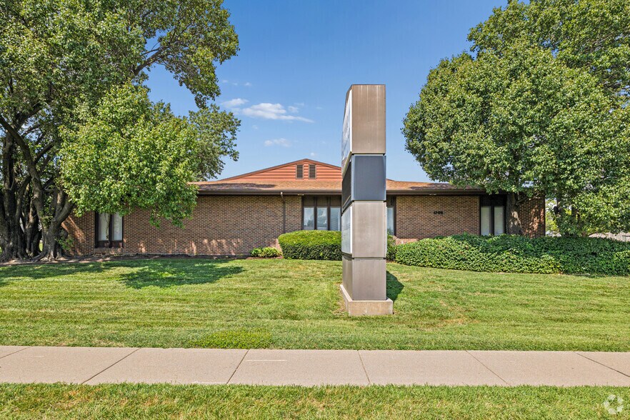 More Photos Of 1709 S Rock Rd, Wichita Medical For Sale