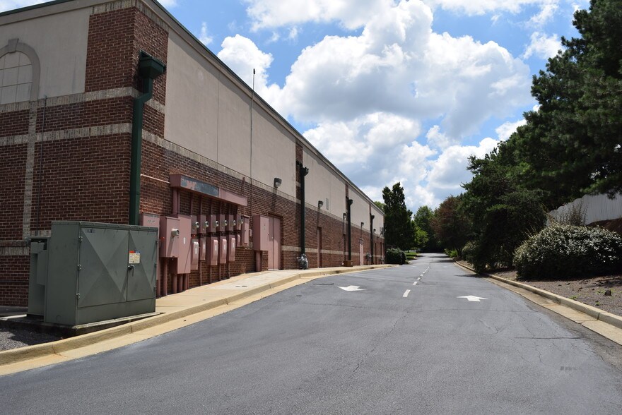 More Photos Of 920 Woodstock Rd, Roswell Storefront For Lease