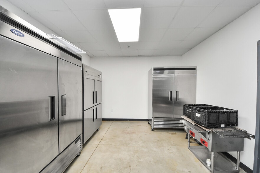 More Photos Of 30625 Kingsland Blvd, Brookshire Storefront For Sale