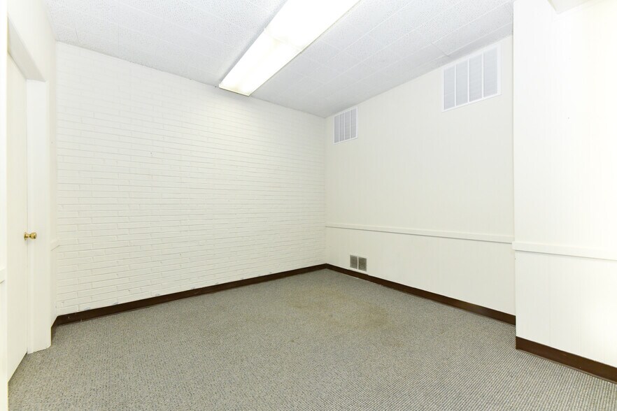 More Photos Of 1834 Banking St, Greensboro Office For Lease
