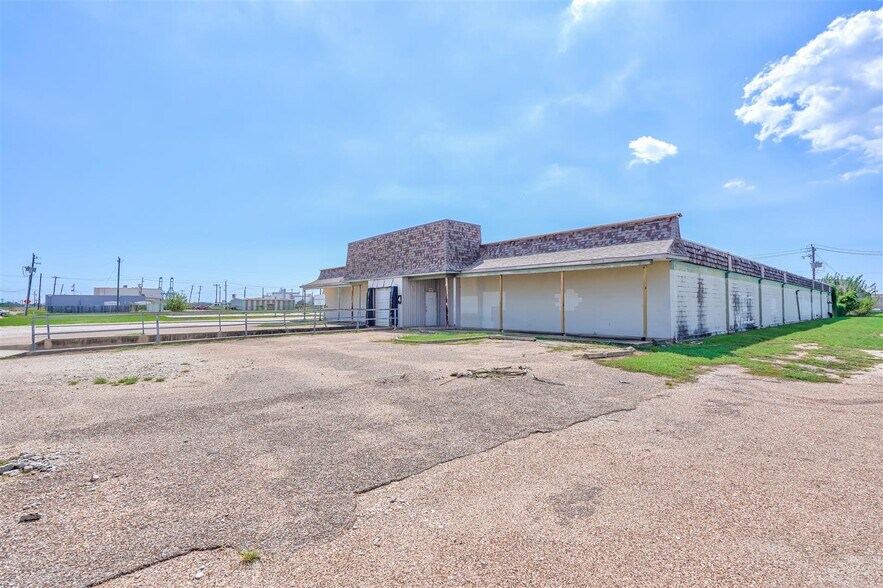 More Photos Of 101 W 4th St, Freeport Warehouse For Sale