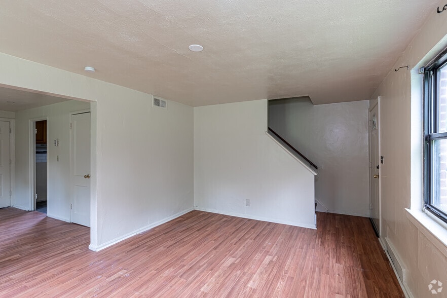 More Photos Of 35 Woodland Dr, Hartford Apartments For Sale