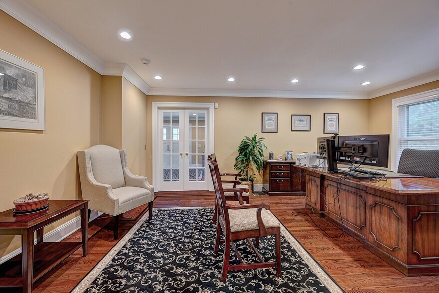 More Photos Of 24 Washington Ave, Chatham Office For Sale
