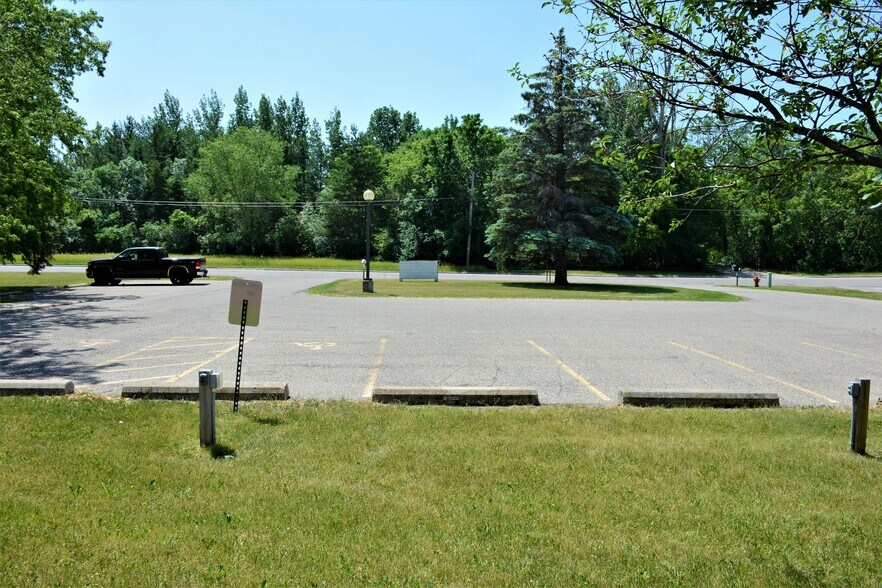 More Photos Of 524 Willow Dr, Alexandria Office For Lease