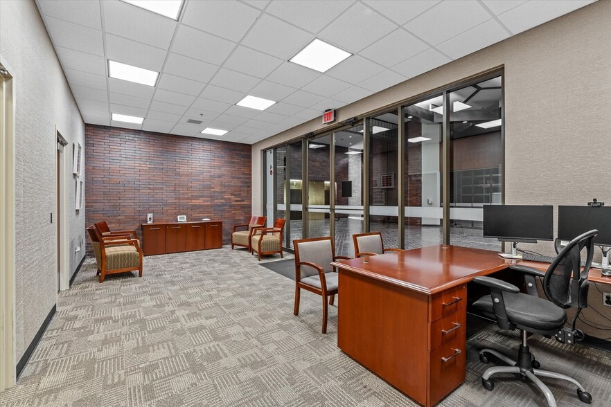 More Photos Of 400 Texas St, Shreveport Office For Sale