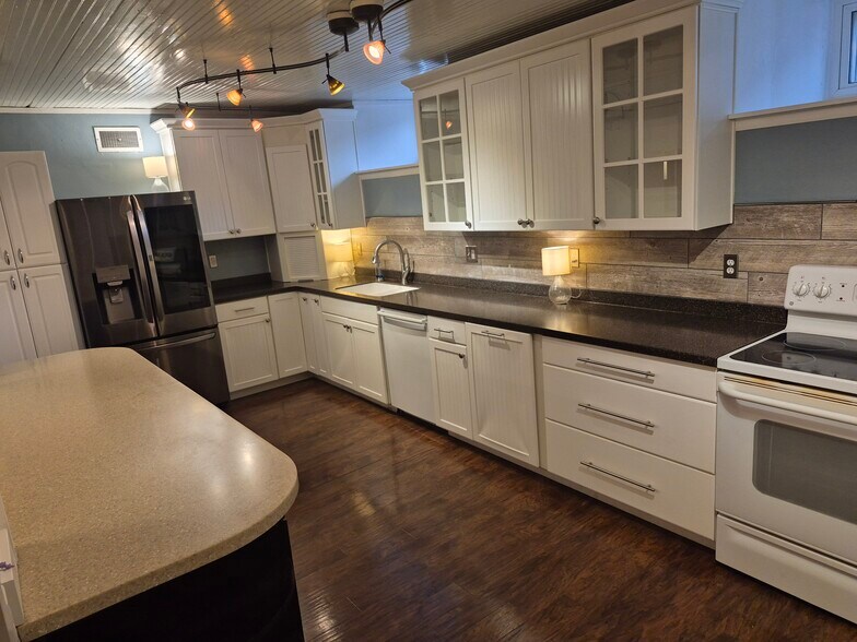 More Photos Of 130 Elm St, Windsor General Retail For Sale