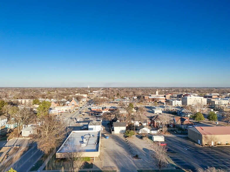More Photos Of 123 W Highland St, Shawnee Office For Sale