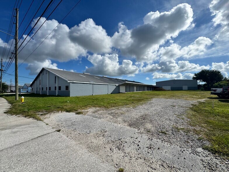 More Photos Of 12925 N 49th St, Clearwater Warehouse For Lease