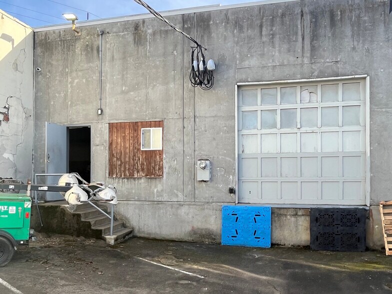 More Photos Of 535 NE 28th Ave, Portland Showroom For Lease