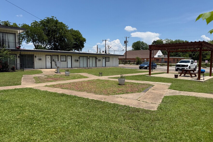 More Photos Of 1234 Templecliff Dr, Dallas Apartments For Sale