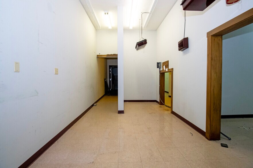 More Photos Of 390 E Wood St, Shreve Light Manufacturing For Lease