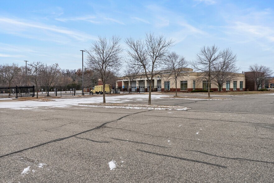 More Photos Of 11180 86th Ave N, Osseo Flex For Sale