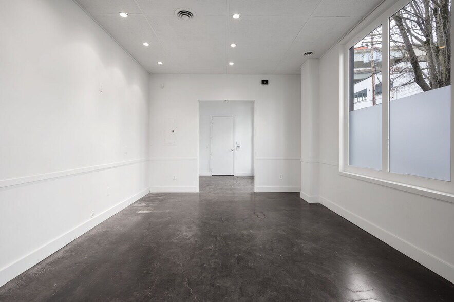 More Photos Of 1632 NW Thurman St, Portland Showroom For Lease