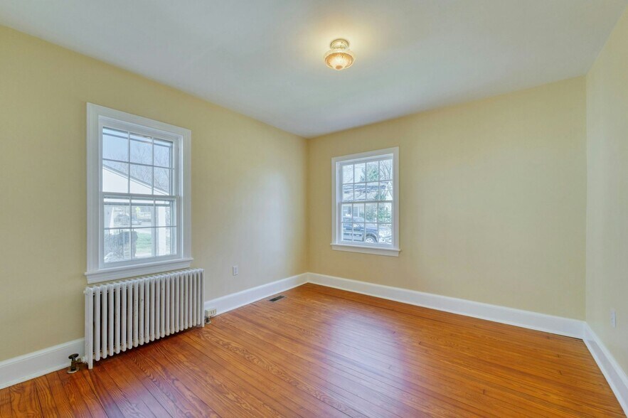 More Photos Of 121 N Hatcher Ave, Purcellville Office For Sale