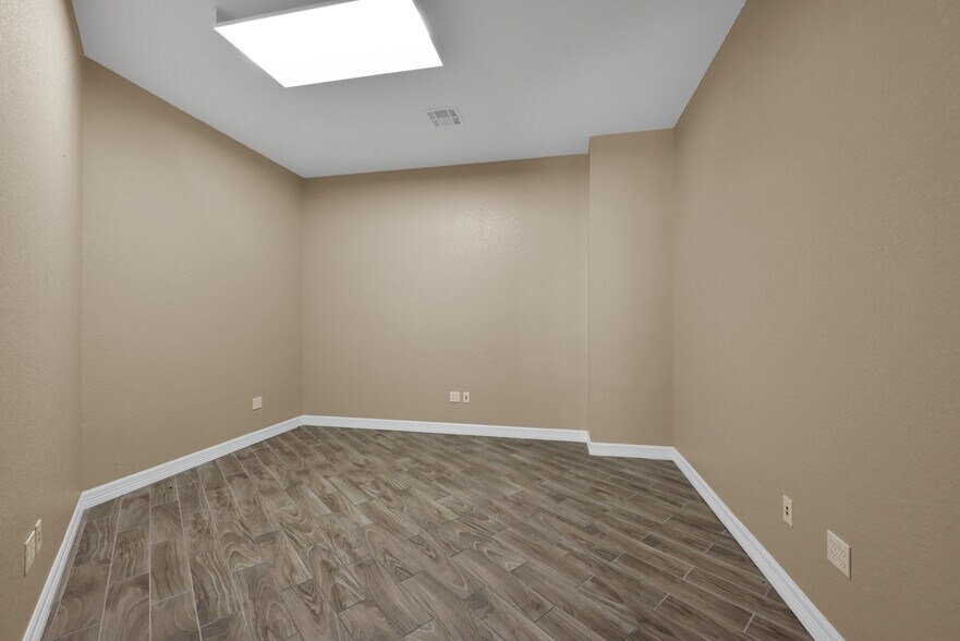 More Photos Of 1988-2000 Airport Rd, Conroe Unknown For Lease