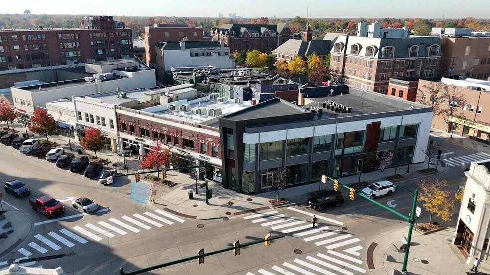 Primary Photo Of 55-99 W Maple Rd, Birmingham Medical For Lease