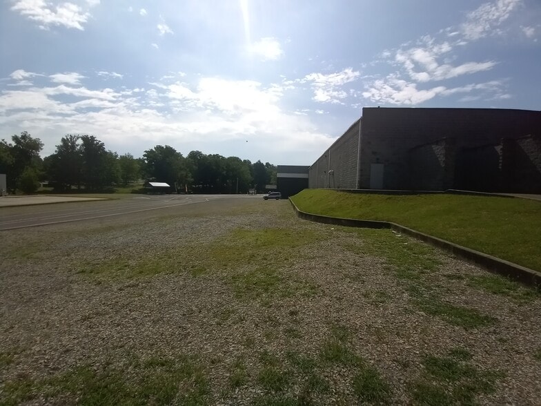 More Photos Of 1489 Milford St S, Clarksburg Freestanding For Lease