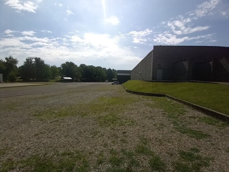 More Photos Of 1489 Milford St S, Clarksburg Office For Lease