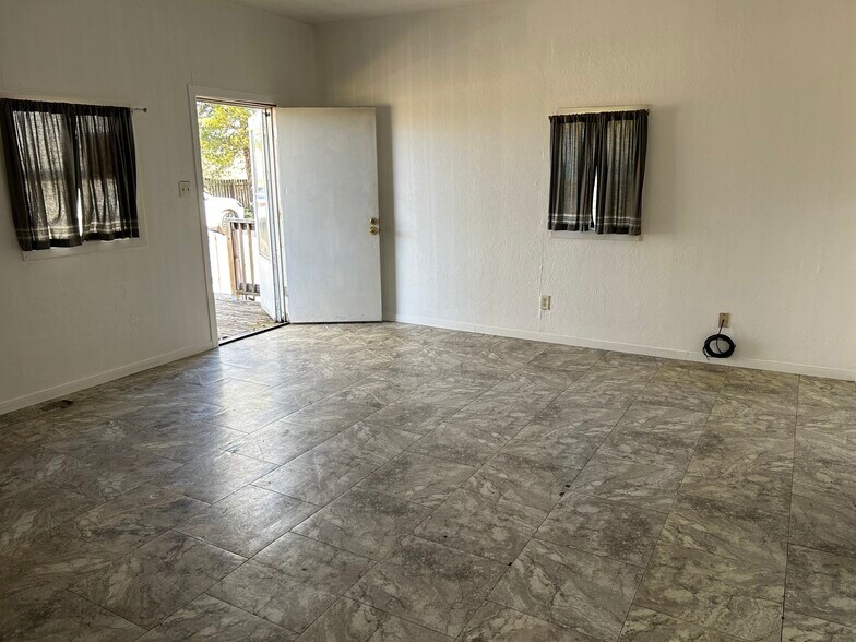 More Photos Of 1006 Spur 515 St, Navasota Restaurant For Lease