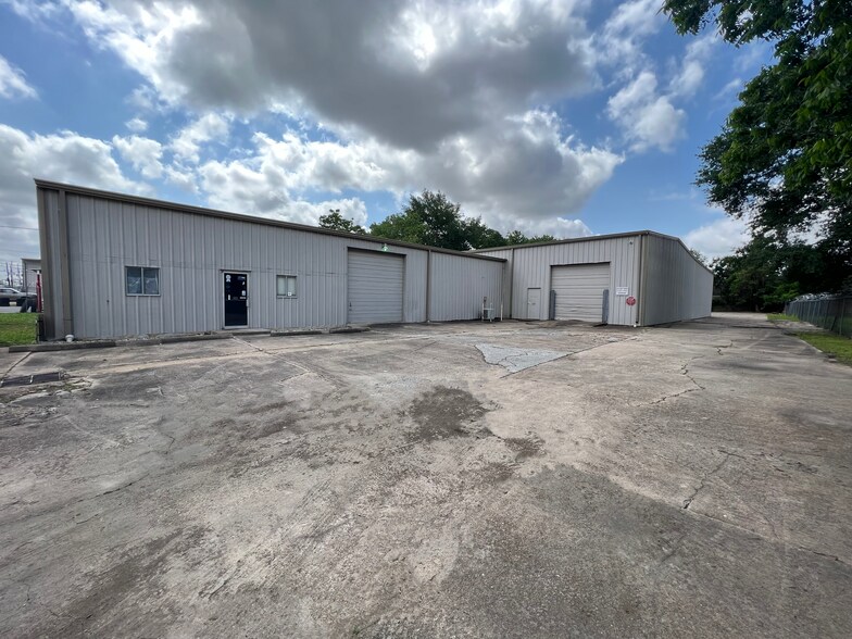 More Photos Of 3831 Pinemont Dr, Houston Warehouse For Lease