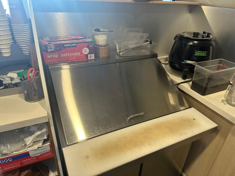 More Photos Of 3066A Hurontario St, Mississauga General Retail For Lease