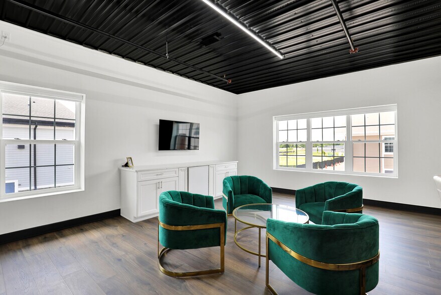 More Photos Of 17725 Motor District Cir, Carmel Showroom For Sale