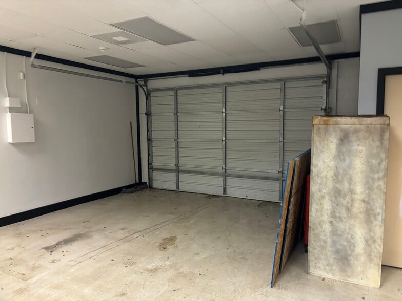 More Photos Of 13401 E 8 Mile Rd, Warren Showroom For Lease