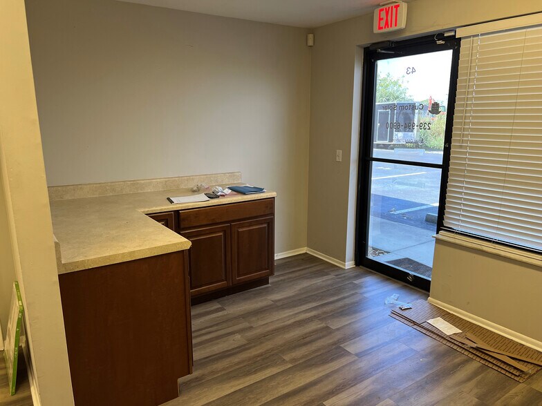 More Photos Of 11000 Metro Pky, Fort Myers Warehouse For Lease