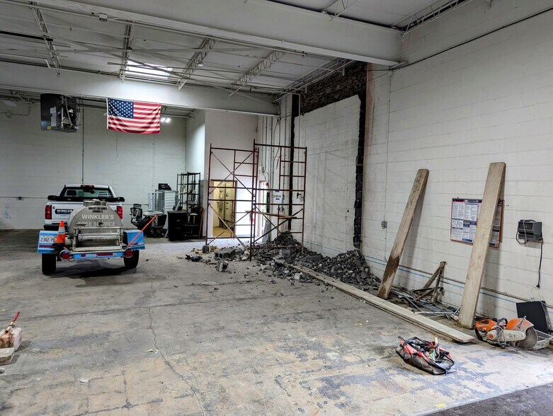 More Photos Of 115 E University Dr, Arlington Heights Warehouse For Sale