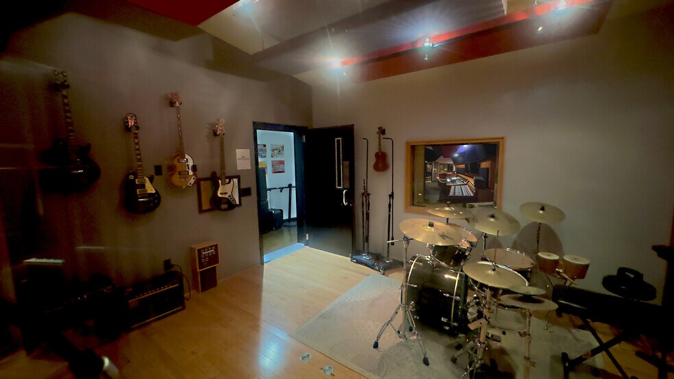 More Photos Of 302 Oceanside Blvd, Oceanside Service For Lease