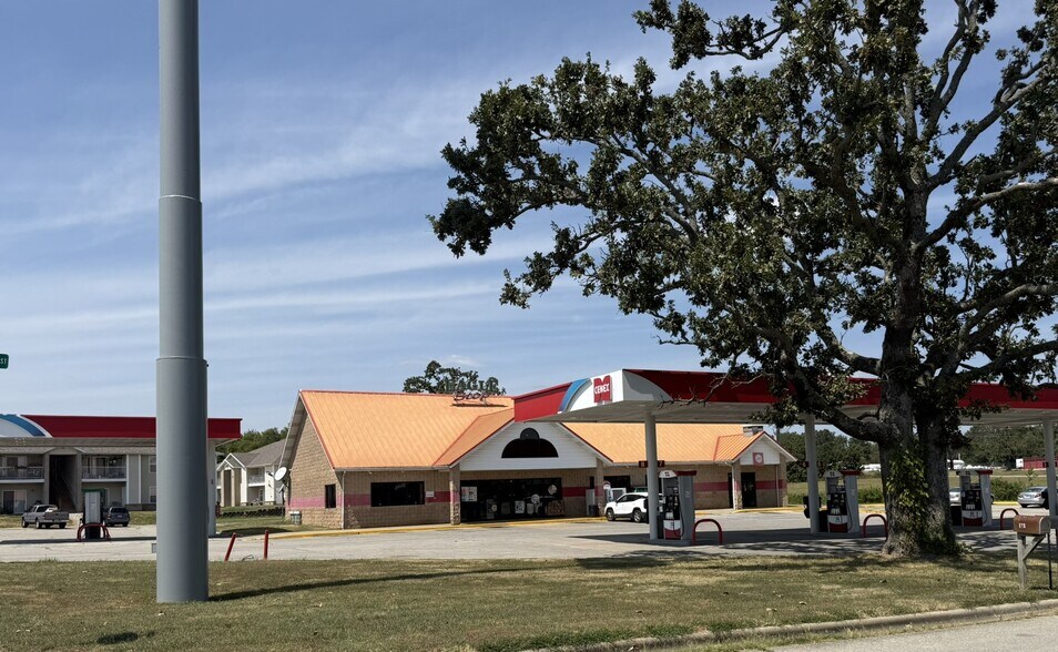 More Photos Of 103 Pin Oak Dr, Aurora General Retail For Sale