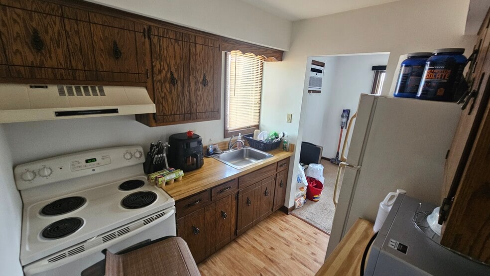 More Photos Of 18707 Burnham Ave, Lansing Office Residential For Sale