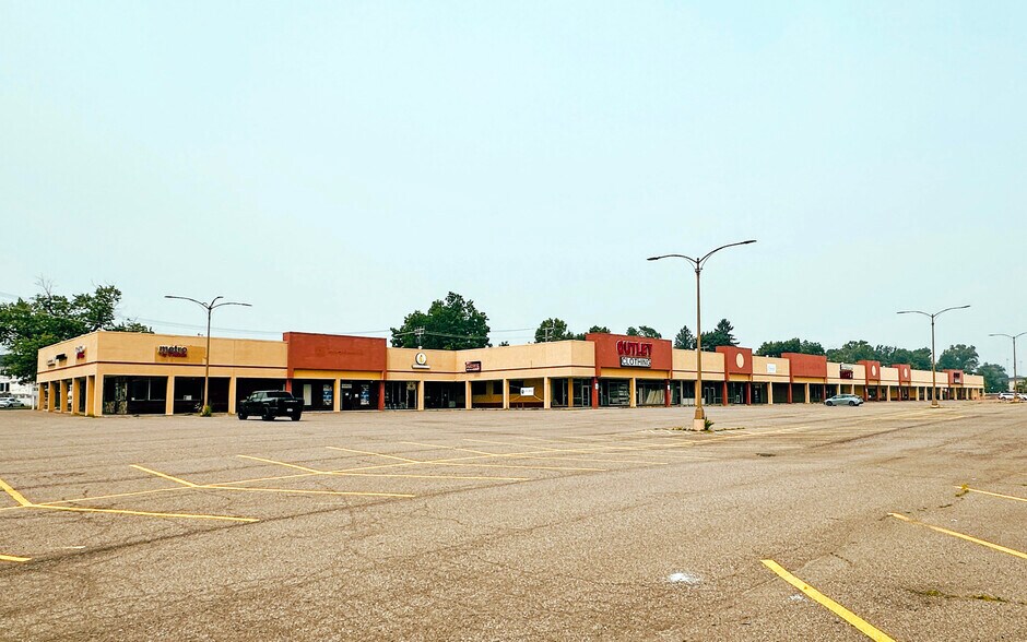 More Photos Of 31530-31630 Grand River Ave, Farmington Freestanding For Lease