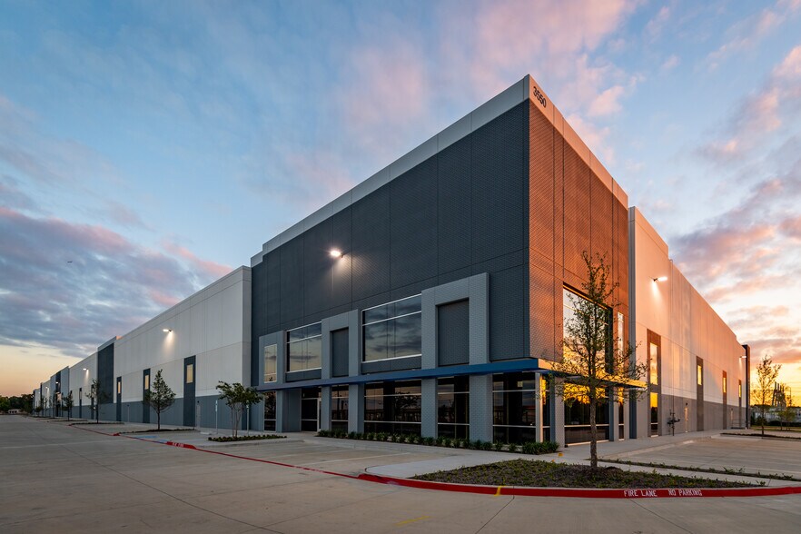 More Photos Of 3550 Hardrock Rd, Grand Prairie Warehouse For Lease