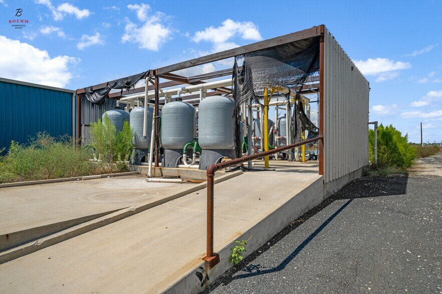 More Photos Of 833 County Road 583, La Coste Research And Development For Sale