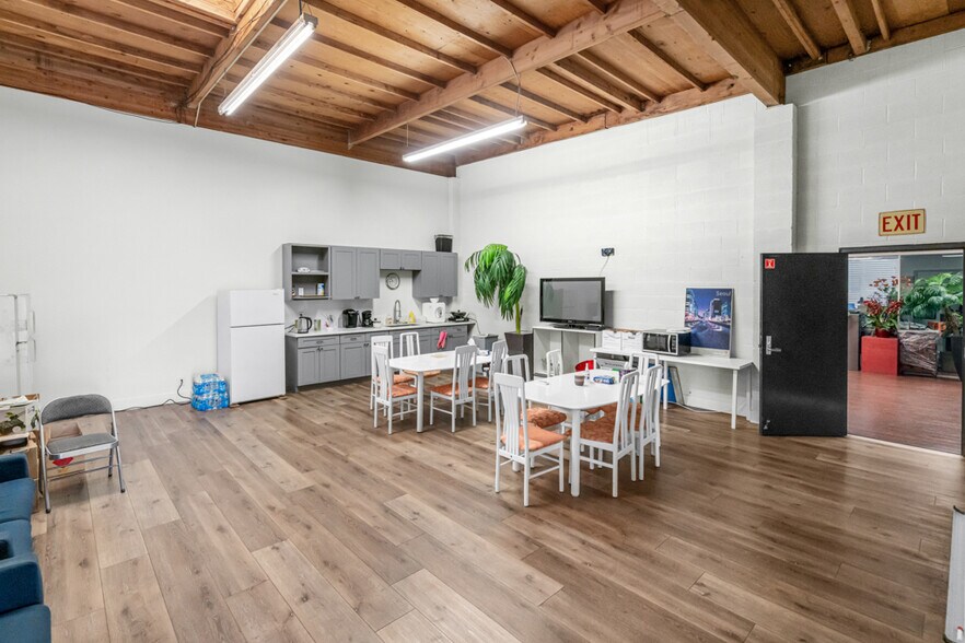 More Photos Of 18732 Corby Ave, Artesia Warehouse For Lease