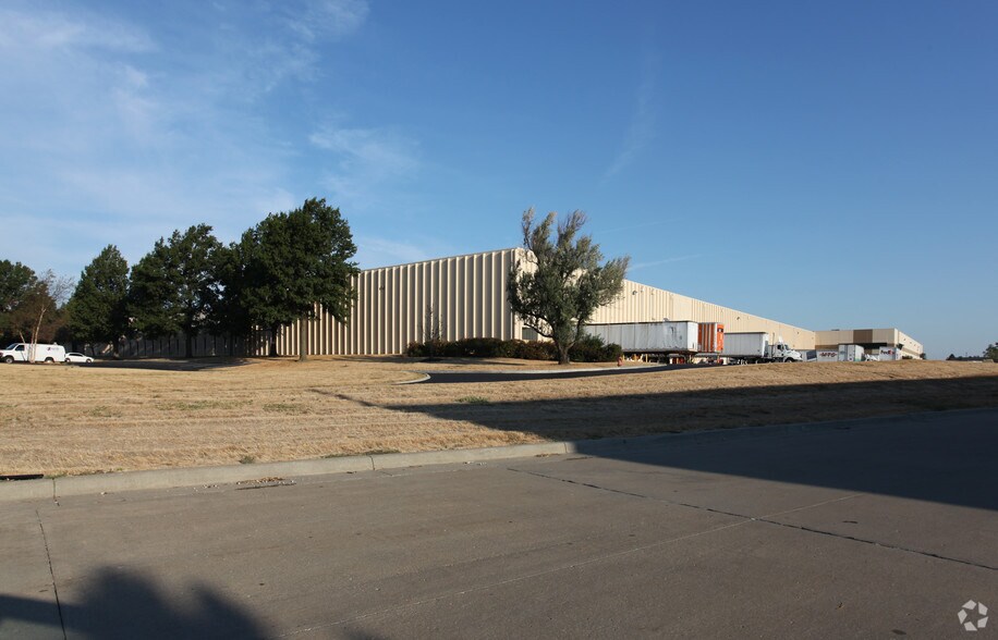 Primary Photo Of 10707-10715 NW Airworld Dr, Kansas City Warehouse For Lease
