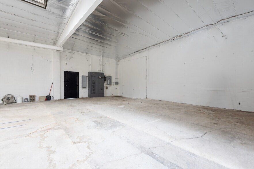 More Photos Of 2703 Southwest Dr, Los Angeles Warehouse For Lease