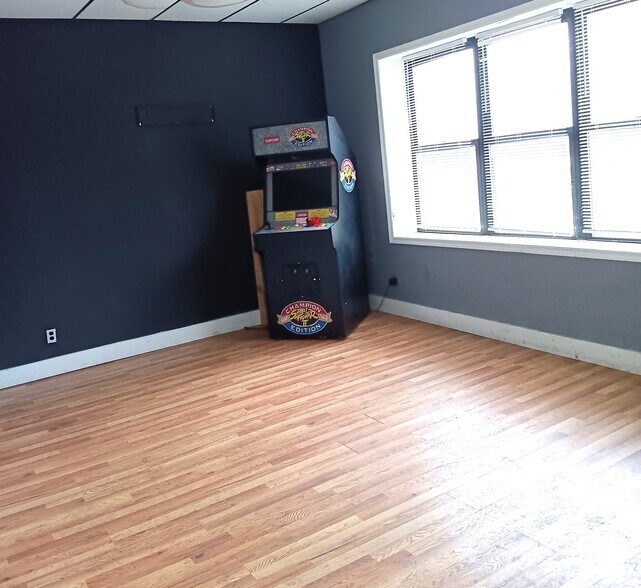 More Photos Of 4557 Dr Martin Luther King Dr, Saint Louis Light Manufacturing For Sale