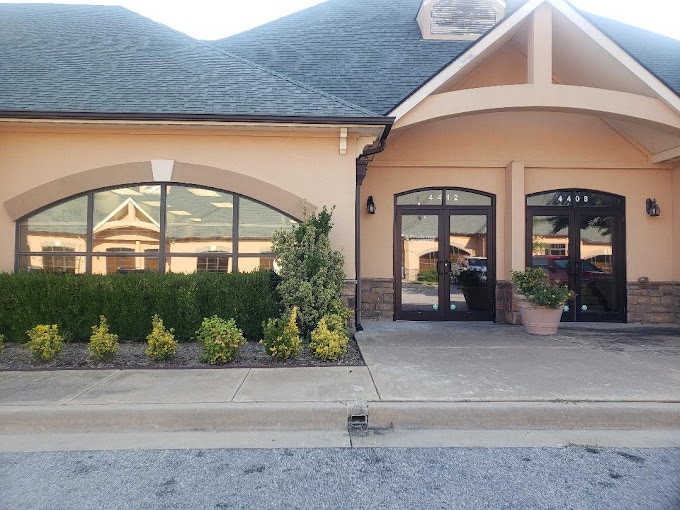 Primary Photo Of 4404-4416 W Houston St, Broken Arrow Medical For Sale