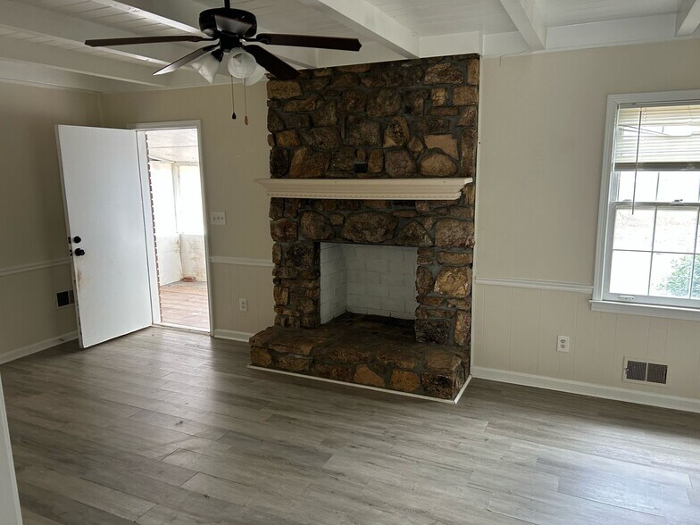 More Photos Of 4455 State Bridge Way, Alpharetta Office Residential For Lease