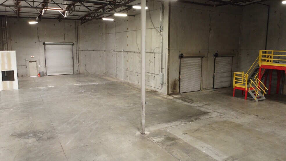 More Photos Of 21130 Centre Pointe Pky, Santa Clarita Warehouse For Lease