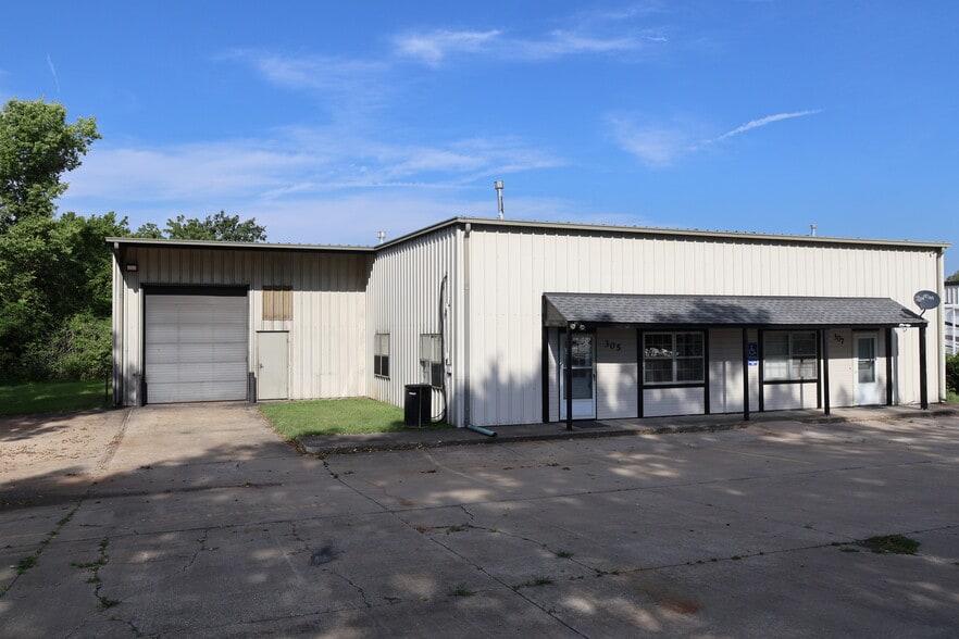 Primary Photo Of 305 NW Locust Ct, Oak Grove Warehouse For Lease