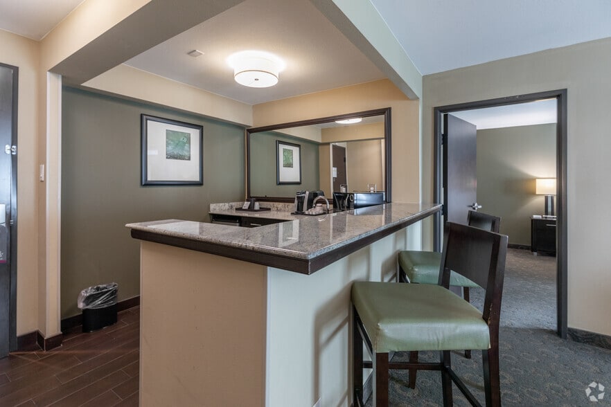 More Photos Of 7611 Katy Fwy, Houston Hotel For Sale